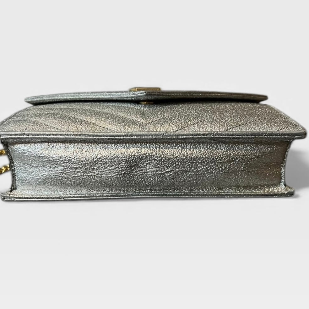 Yves Saint Laurent イヴ・サンローラン カサンドラ チェーンウォレット メタリックシルバー