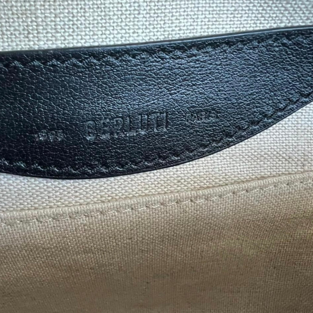 BERLUTI ベルルッティ カリグラフィ スクリット レザー ボディバッグ