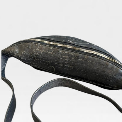 BERLUTI ベルルッティ カリグラフィ スクリット レザー ボディバッグ