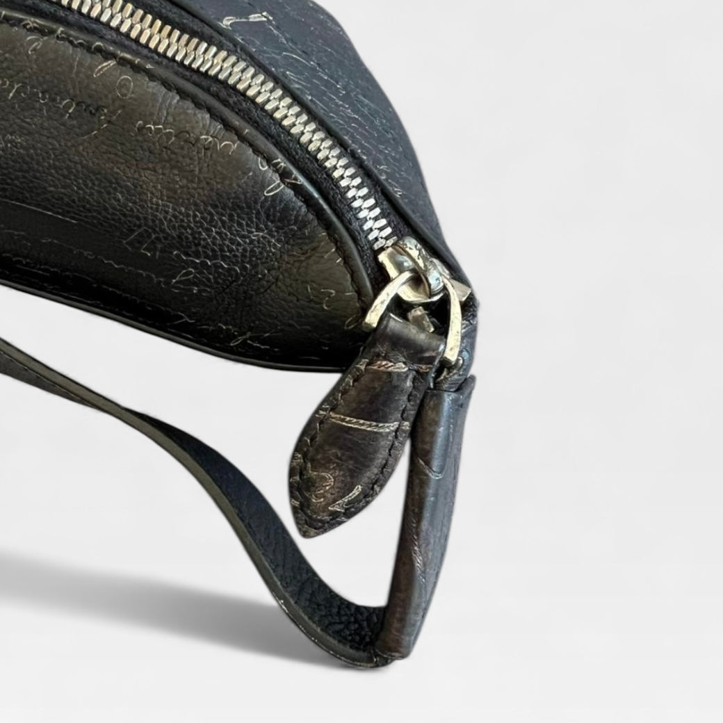 BERLUTI ベルルッティ カリグラフィ スクリット レザー ボディバッグ