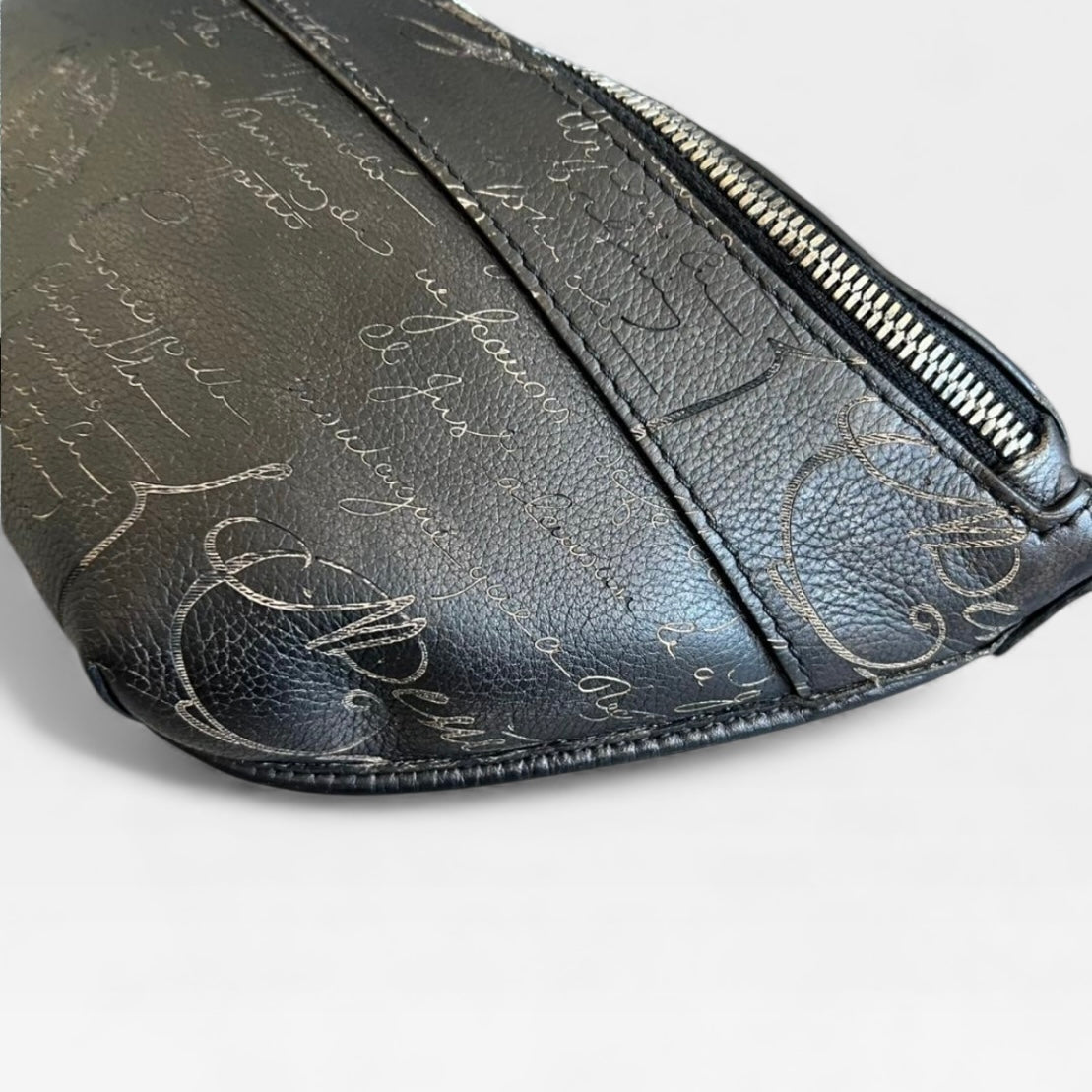 BERLUTI ベルルッティ カリグラフィ スクリット レザー ボディバッグ