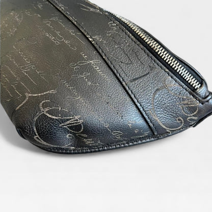 BERLUTI ベルルッティ カリグラフィ スクリット レザー ボディバッグ