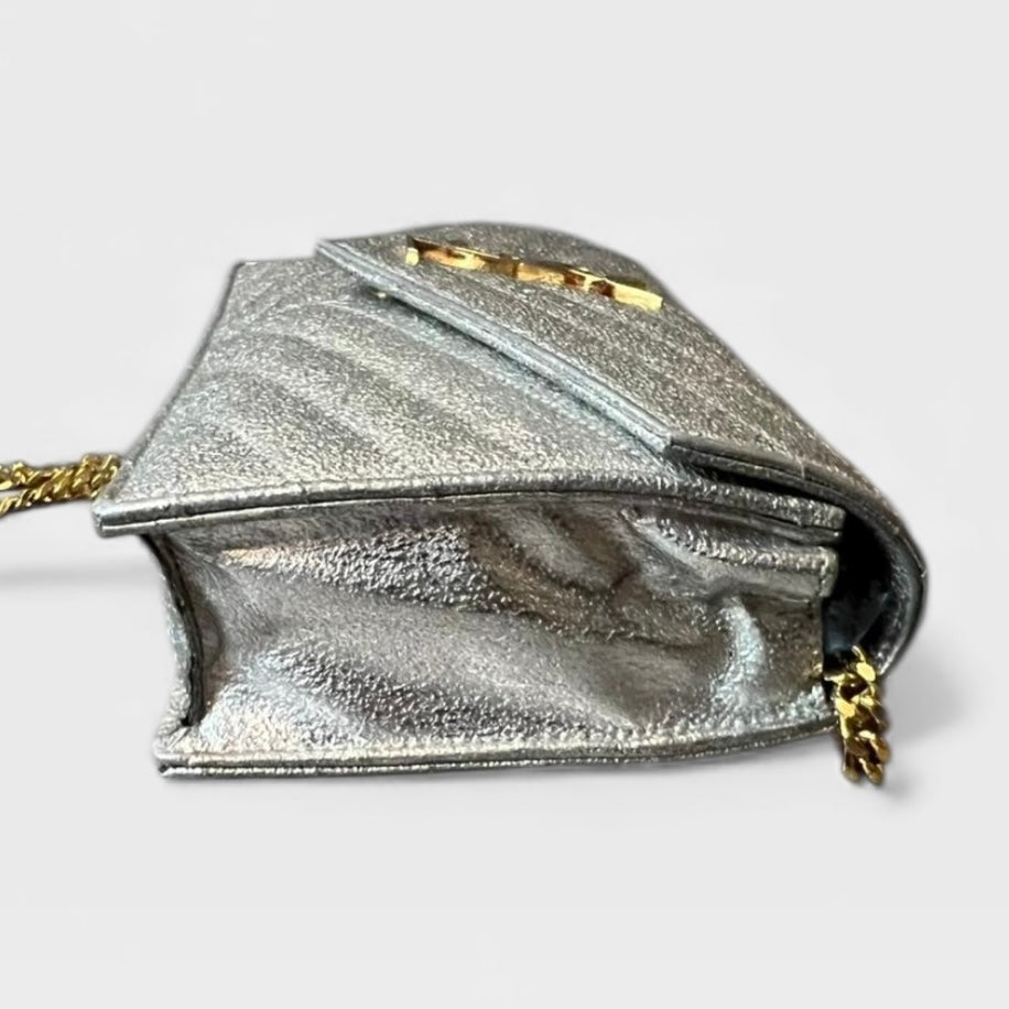 Yves Saint Laurent イヴ・サンローラン　カサンドラ　チェーンウォレット メタリックシルバー