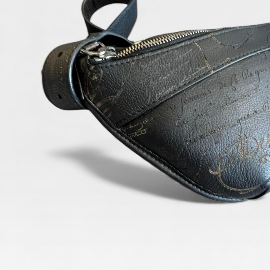 BERLUTI ベルルッティ カリグラフィ スクリット レザー ボディバッグ