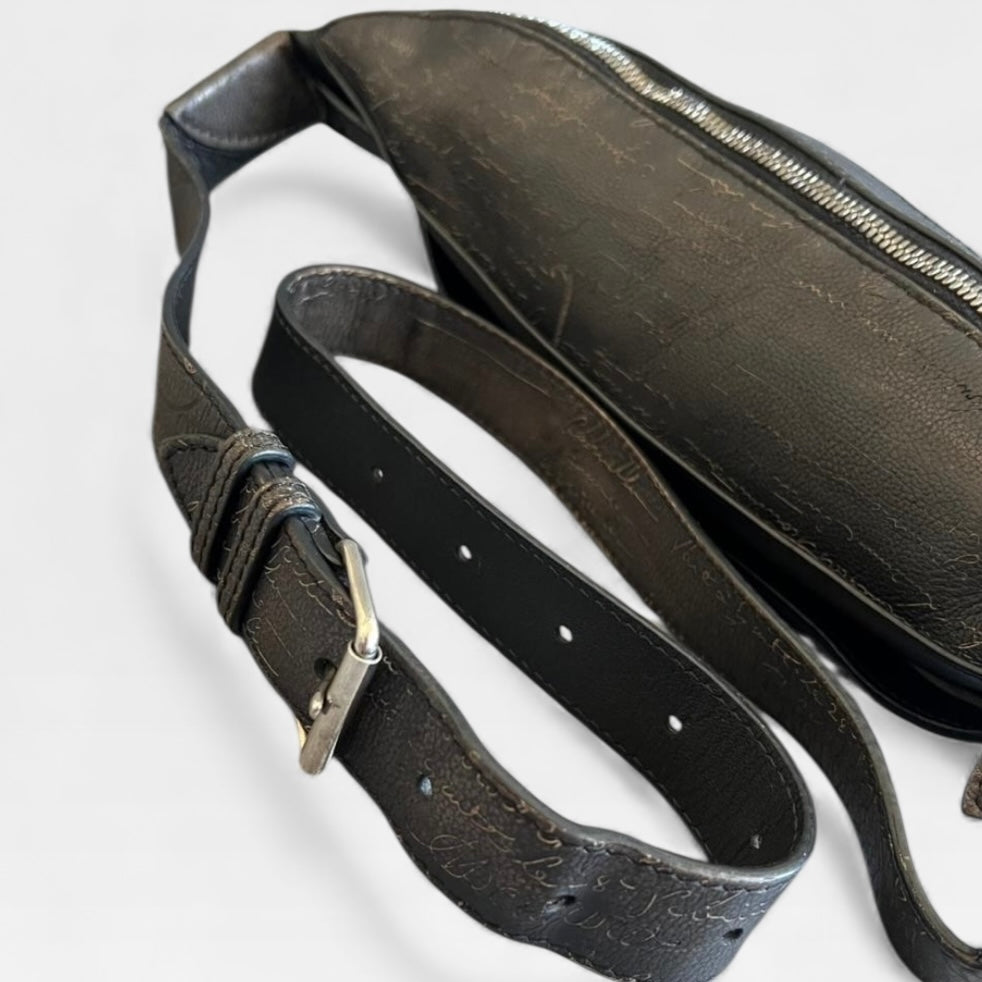 BERLUTI ベルルッティ カリグラフィ スクリット レザー ボディバッグ