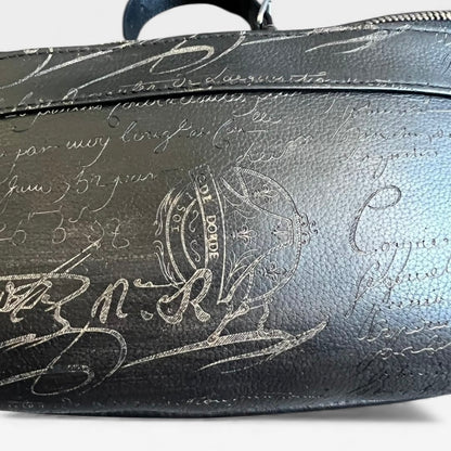 BERLUTI ベルルッティ カリグラフィ スクリット レザー ボディバッグ