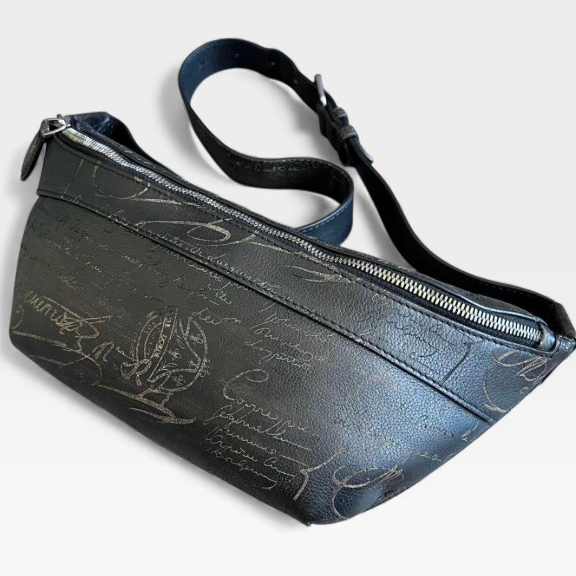 BERLUTI ベルルッティ カリグラフィ スクリット レザー ボディバッグ